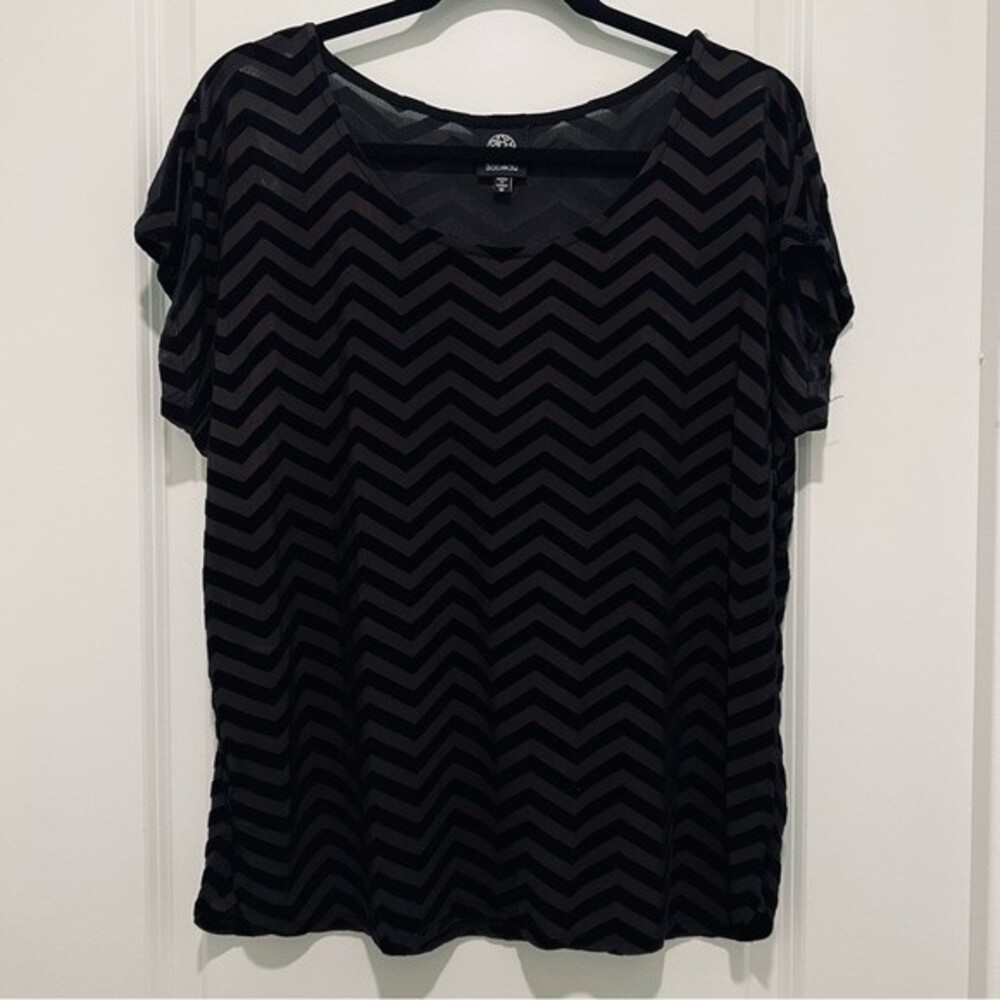 Bobeau Black Zig Zag Burnout Short Sleeve Boxy Blouse in Women's Size Medium